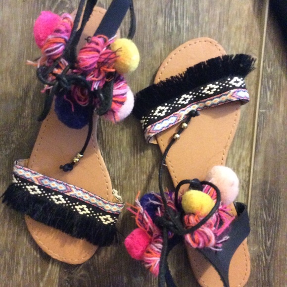 Qupid Pompom Flat Sandals Size 7 - Picture 2 of 5